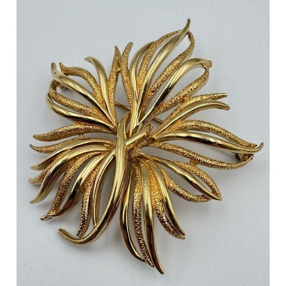 Monet Signed Gold Tone Textured Abstract Leaf Vintage Brooch Pin Jewelry - Picture 5 of 7